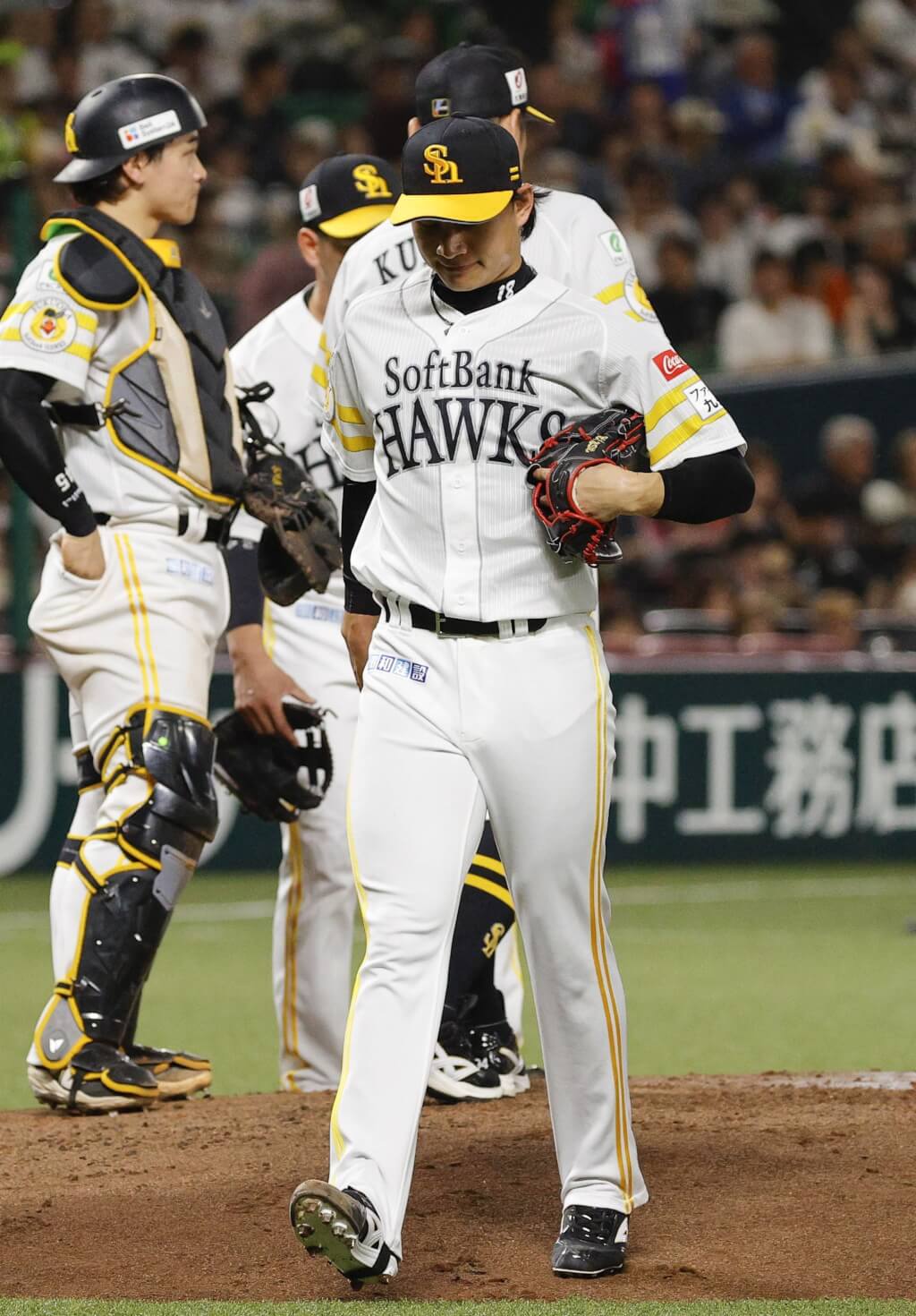 日職福岡軟銀鷹隊投手徐若熙（前）17日先發1.2局挨2轟、失掉7分責失分。（共同社）