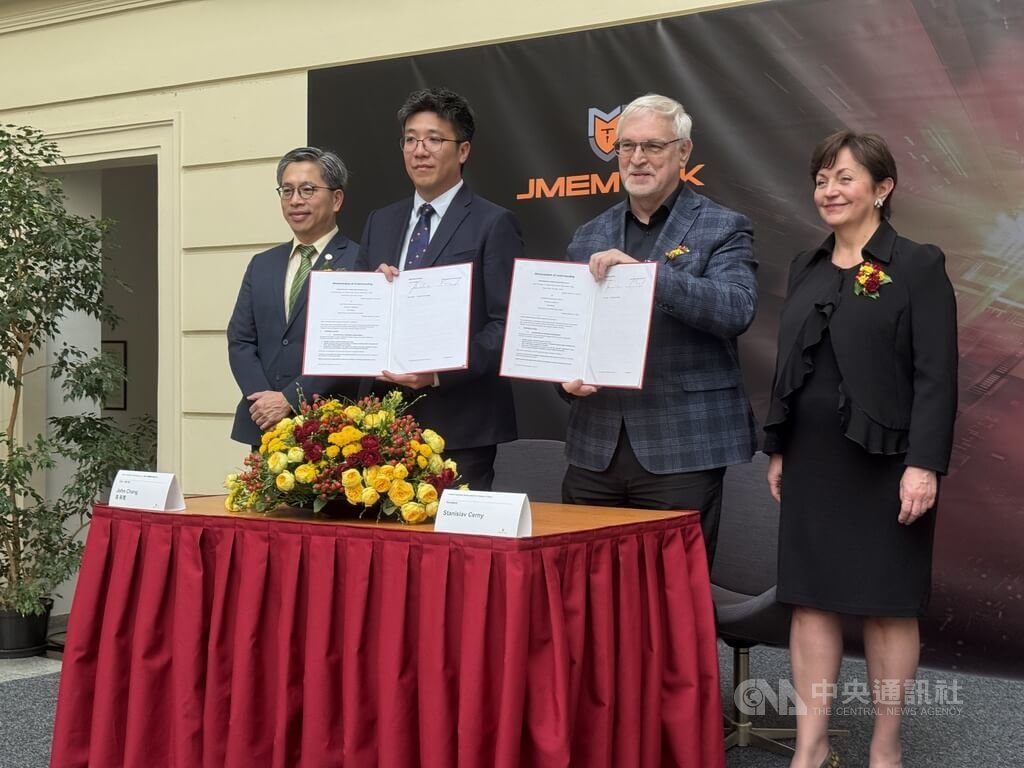 台灣半導體資安解決方案公司振生半導體17日宣布捷克辦公室開幕，執行長張振豐（左2）與捷克國家半導體聚落主席切爾尼（Stanislav Cerny，右2）簽署戰略合作備忘錄，為雙方在半導體資安合作奠定基礎。  圖/中央社