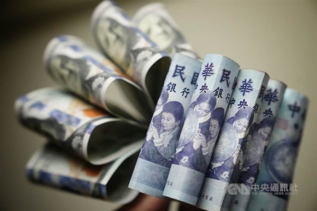 圖為新台幣與美元紙鈔。（中央社檔案照片）