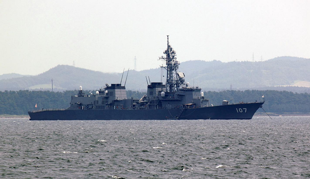 日本海上自衛隊的村雨級驅逐艦「雷」( JS Ikazuchi , DD-107 )於當地時間 17 日穿越台灣海峽，引發解放軍高度警戒。有專家分析指出，「雷」艦此次通行並未開啟 AIS 系統，僅使用 OPS-28 維持感知，推測日本方面可能希望低調通過。 圖：翻攝自 張競 Facebook 帳號