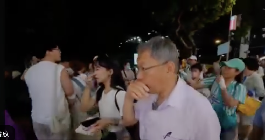 柯文哲逢甲掃街遭辣椒水噴濺(圖中為柯文哲摀住口鼻模樣。) 圖：翻攝自 劉芩妤 臉書