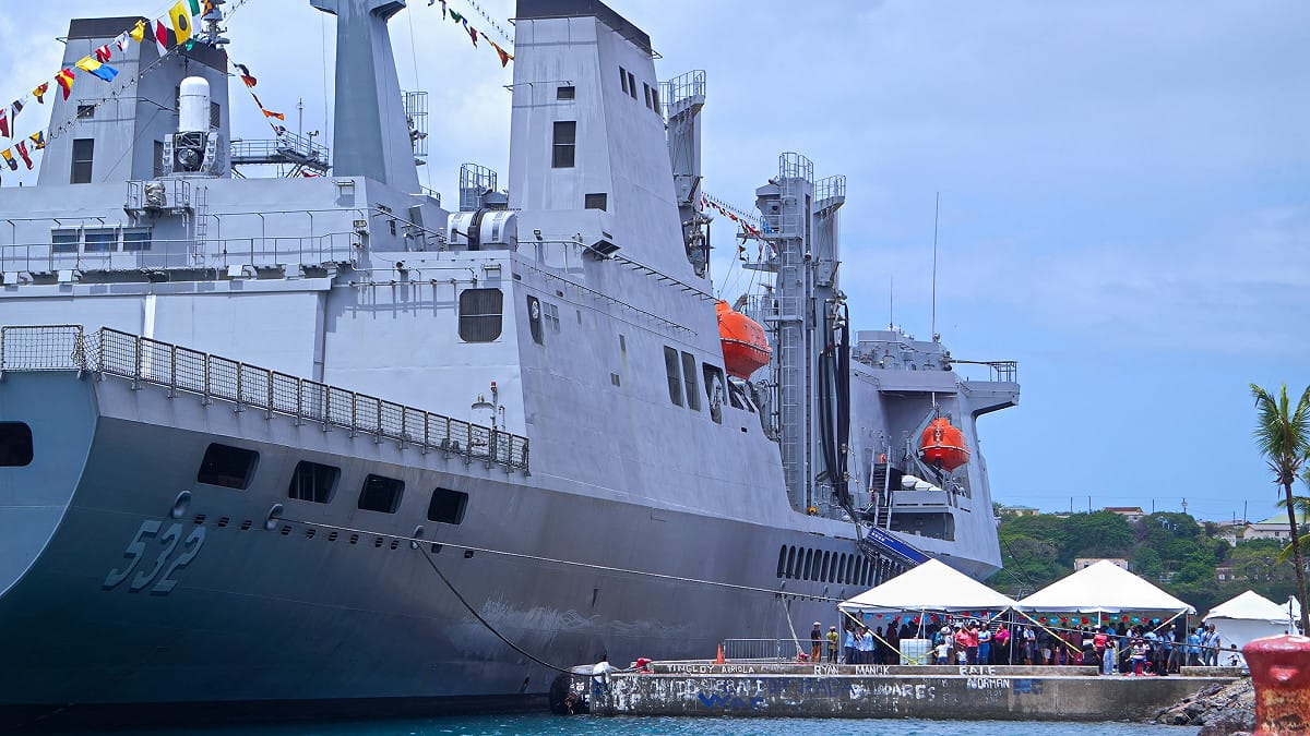 海軍敦睦艦隊首訪聖露西亞，開放登艦吸引逾2000名民眾參觀，現場氣氛熱烈。 圖：翻攝自 Taiwan in Saint Lucia 臉書