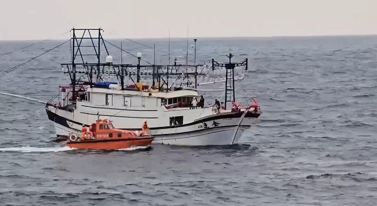 海巡署已加派北部機動海巡隊「宜蘭艦」自基隆港緊急出勤，前往事故海域，與「桃園艦」協同執行失聯船長搜尋及漁工接駁任務。 圖：海巡署提供