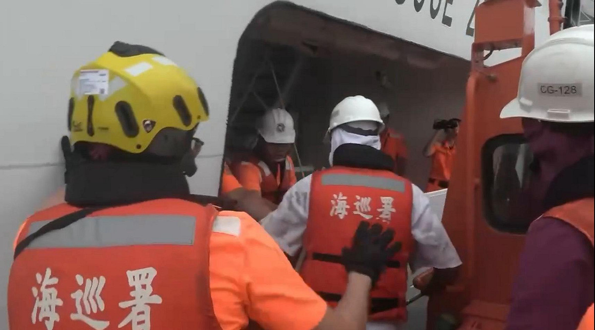 海巡署今（ 18 ）日持續投入基隆籍漁船「全漁 6 」火燒沉沒事故搜救行動。 圖：海巡署提供