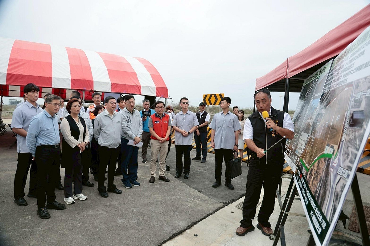 行政院長卓榮泰赴彰濱產業園區視察營建剩餘土石方去化推動情形。 圖：行政院/提供
