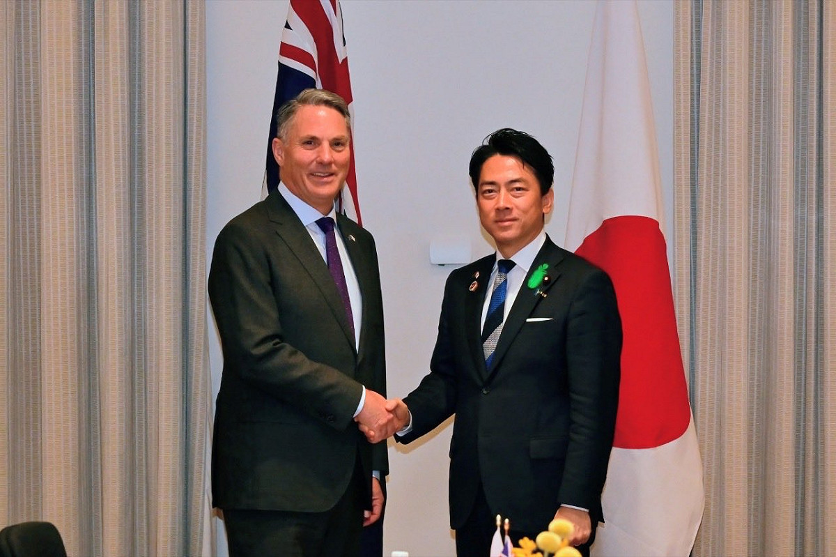 日本防衛大臣小泉進次郎今（18）日與澳洲副總理兼國防部長理查德·馬勒斯（Richard Marles）於澳洲墨爾本舉行會談，雙方正式確認已簽署共同開發澳洲海軍新一代巡防艦的合約。 圖：翻攝自 X 防衛省・自衛隊
