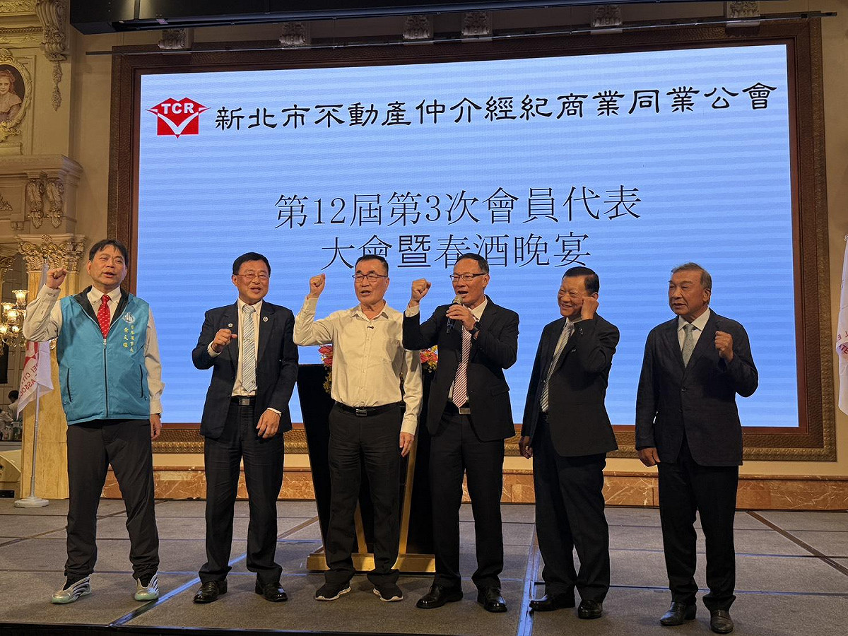 國民黨新北市長參選人李四川（圖左三）日前出席新北市不動產仲介商業同業公會期間，傳出競選對手蘇巧慧派助理在現場盯梢。 圖：李四川競選辦公室/提供