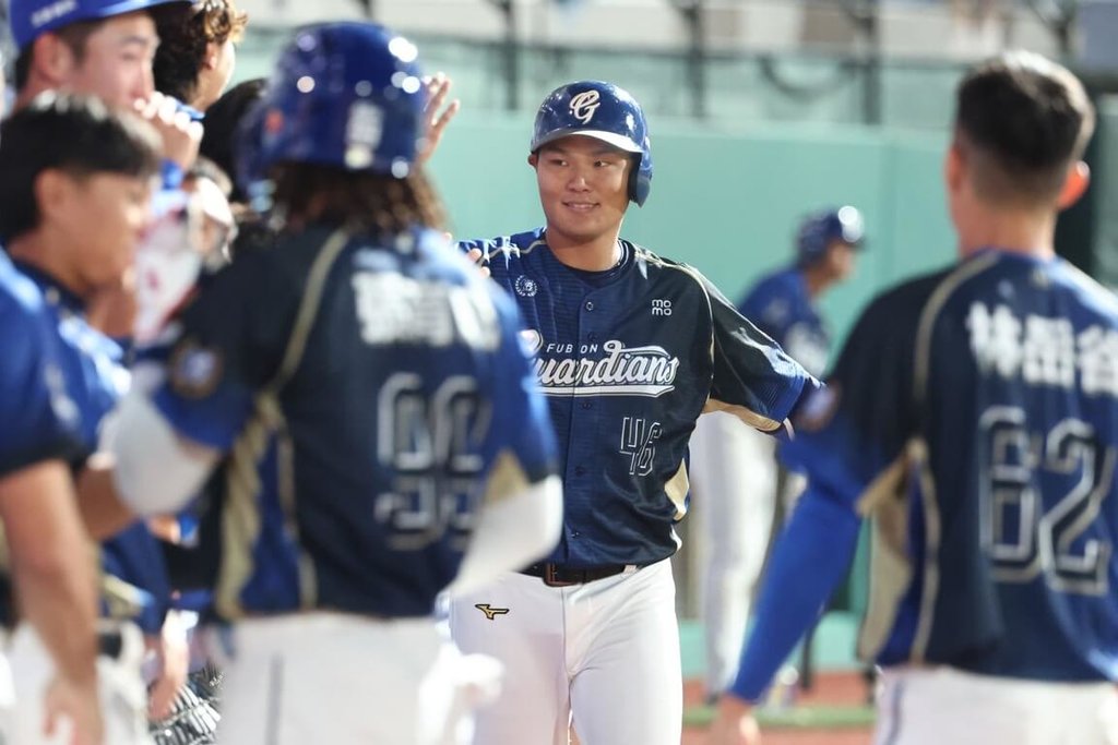 中職富邦悍將隊總教練後藤光尊被拍下與球員猜拳畫面，他18日受訪時解釋「遊戲規則」，並透露是由隊長范國宸（後中）發想。（富邦悍將提供）中央社記者謝靜雯傳真 115年4月18日
