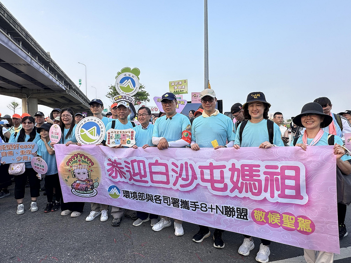 陸委會主委邱垂正響應環境部長彭啟明發起的白沙屯媽祖繞境沿路清潔環境活動。 圖：民眾提供