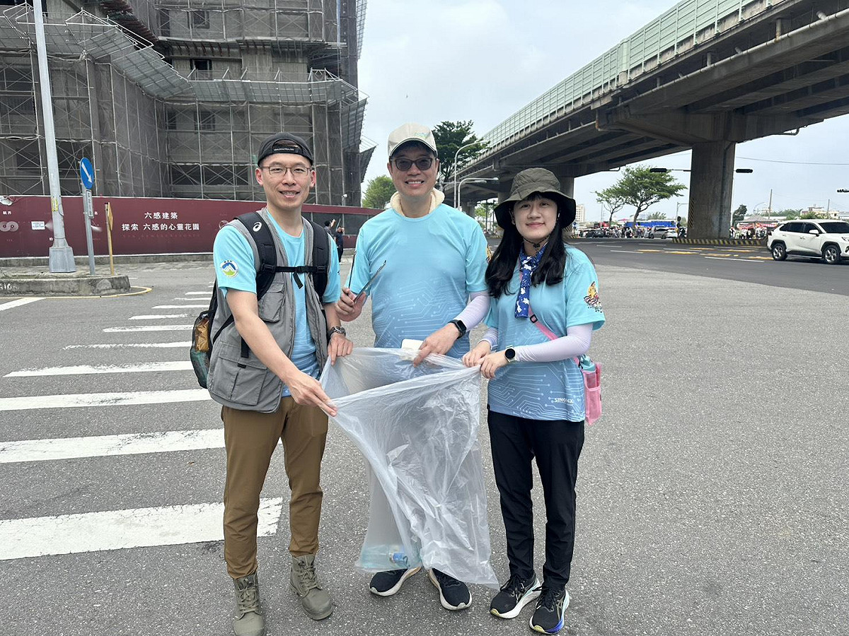 陸委會主委邱垂正響應白沙屯媽祖繞境沿路清潔環境活動。 圖：民眾提供