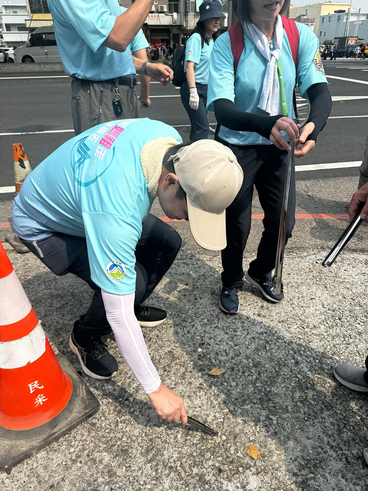 陸委會主委邱垂正響應白沙屯媽祖繞境沿路清潔環境活動。 圖：民眾提供