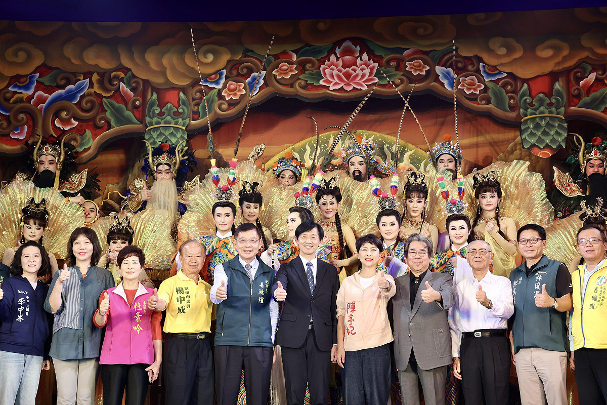 台南市政府持續推動歷史空間活化再利用，攜手明華園戲劇總團在台南東區打造全新藝文據點「戲巢藝術館」，並在今日舉行開幕宣告記者會。 圖：台南市政府提供