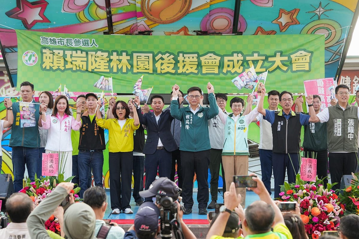 賴瑞隆(前排右四)在林園舉辦首場地方後援會成立大會。 圖：賴瑞隆服務處/提供