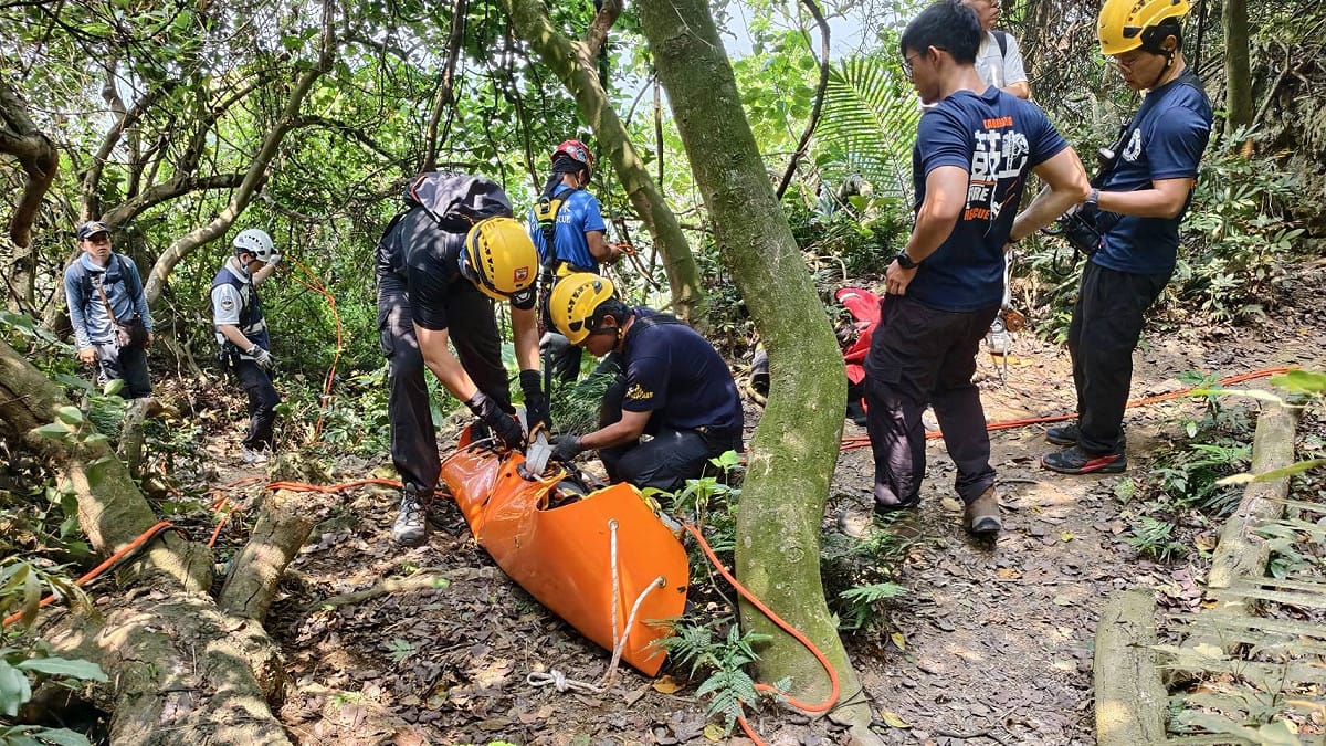救援人員運用省力滑輪系統，將傷者固定於軟式擔架內，「接力搬運」與「繩索拖拉」並進平穩移往山下。 圖：中華戶外探險協會/提供