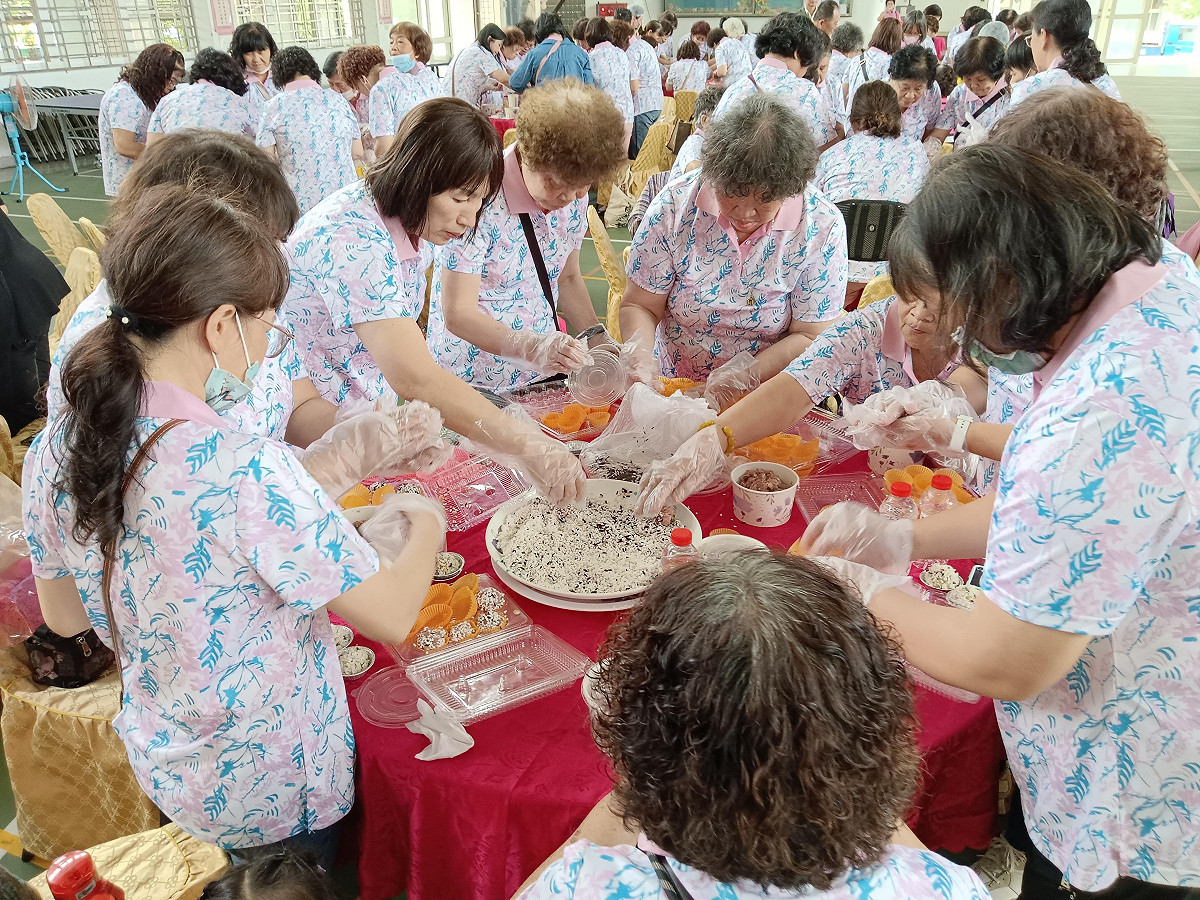 大安區米食推廣暨歡慶母親節活動，飛天豬珍珠丸子DIY。 圖：台中市政府/提供