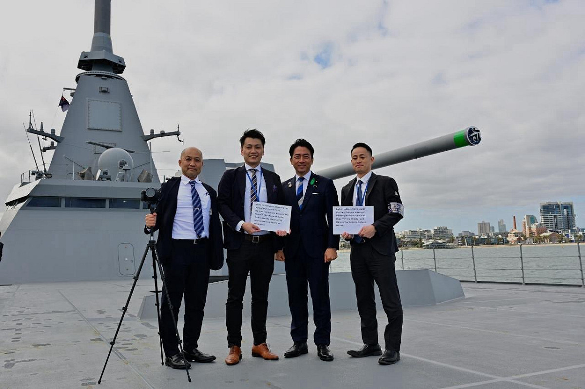 日本防衛大臣小泉進次郎（右二）