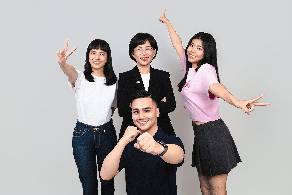民進黨新北市長參選人蘇巧慧（中）與三位發言人劉芳宇（左）、馬亨亨．夷將Mahengheng·Icyang（中前）、吳思萱（右）合影。 圖：蘇巧慧競選團隊 / 提供
