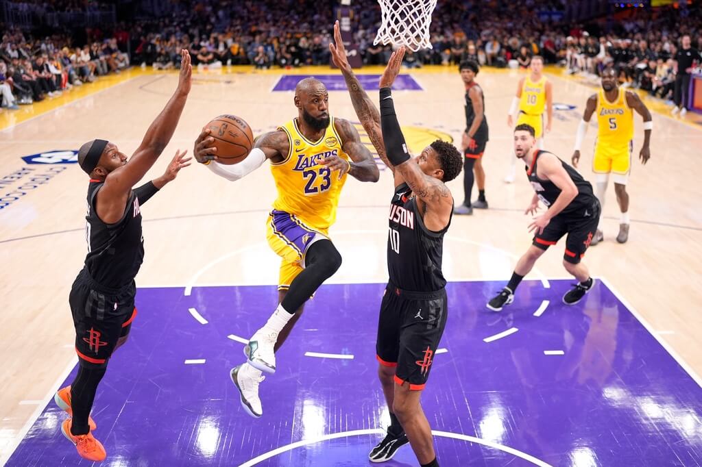 洛杉磯湖人球星詹姆斯在18日對火箭比賽中繳出19分13助攻，成為NBA季後賽史上完成「雙十」最年長球員。（美聯社）