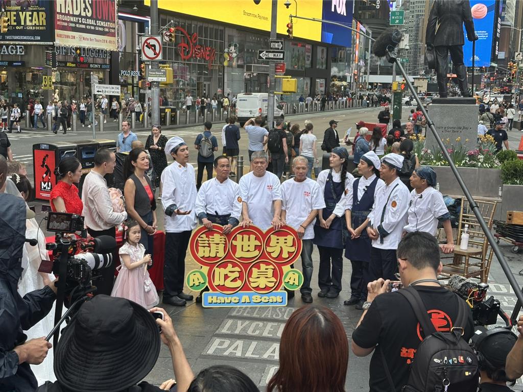 隋棠、藍正龍、浩子、陳隨意、千千及台灣頂尖總鋪師團隊組成「辦桌台灣隊」，在世界級地標「開桌」。 圖：三立／提供