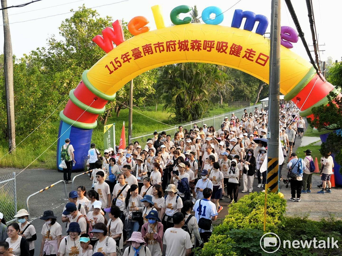 為推廣全民運動風氣並鼓勵市民培養規律運動習慣，「府城森呼吸健走日」於今日清晨在虎山森林步道熱鬧展開，吸引約1,400名市民一早齊聚參與，在綠意盎然的林間步道中展開一場健康與自然兼具的健走活動。 圖：台南市政府提供