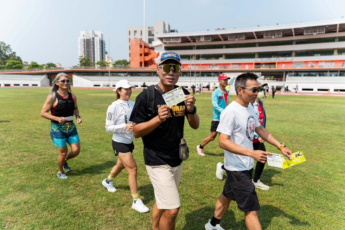 高市運發局今年持續與運動紀錄平台APP「馬拉松世界」合作，下載APP加入活動，就能參與集章與抽獎。 圖：高雄市運發局/提供
