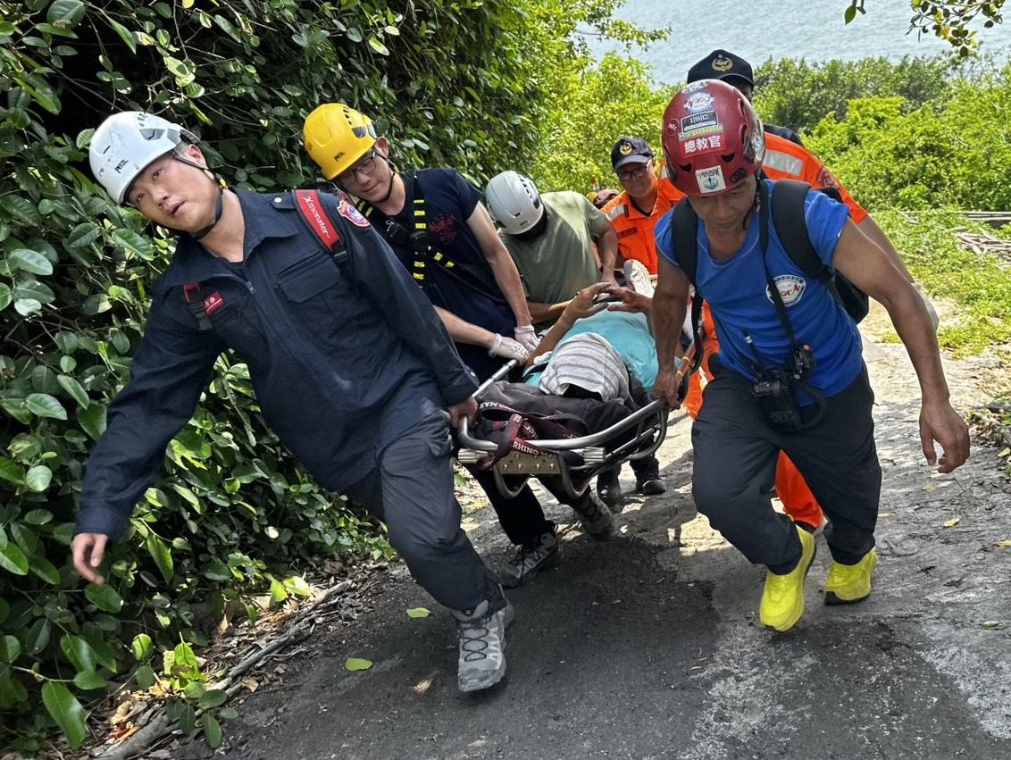 警、消、海巡、民間救難隊接力救援在柴山阿朗壹礁岩跌傷的六旬翁。 圖“中華戶外探險協會雲豹工作隊/提供