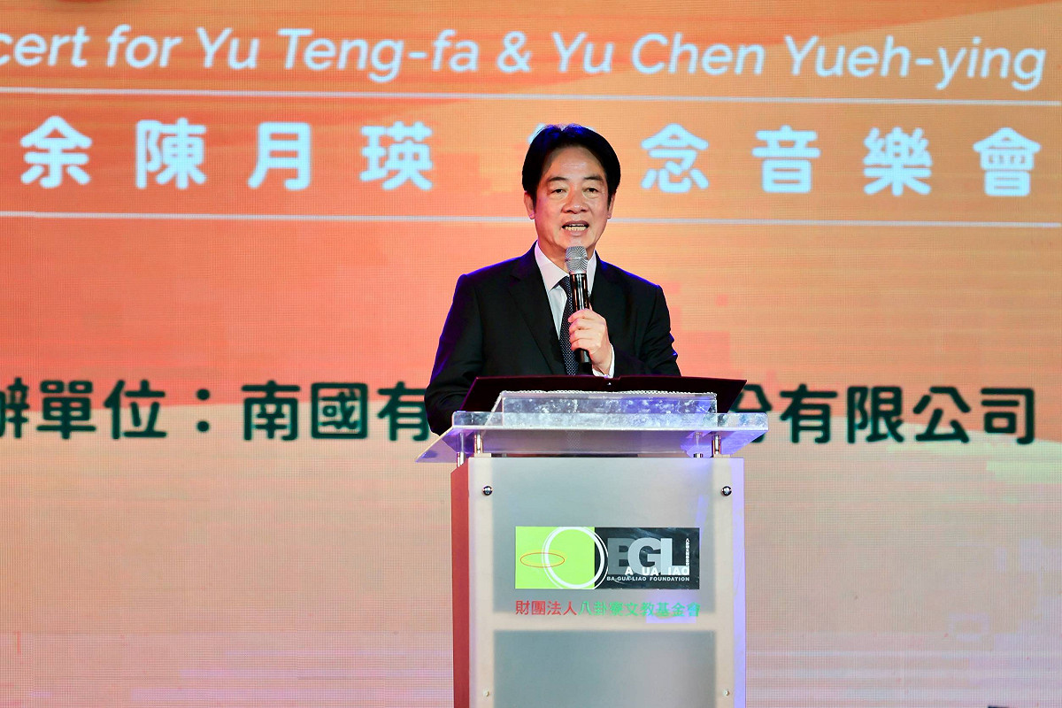 賴總統勉勵在場向兩位老縣長學習勇氣，並說不走回頭路，要繼續前行守護民主與國家。 圖：高雄市政府/提供