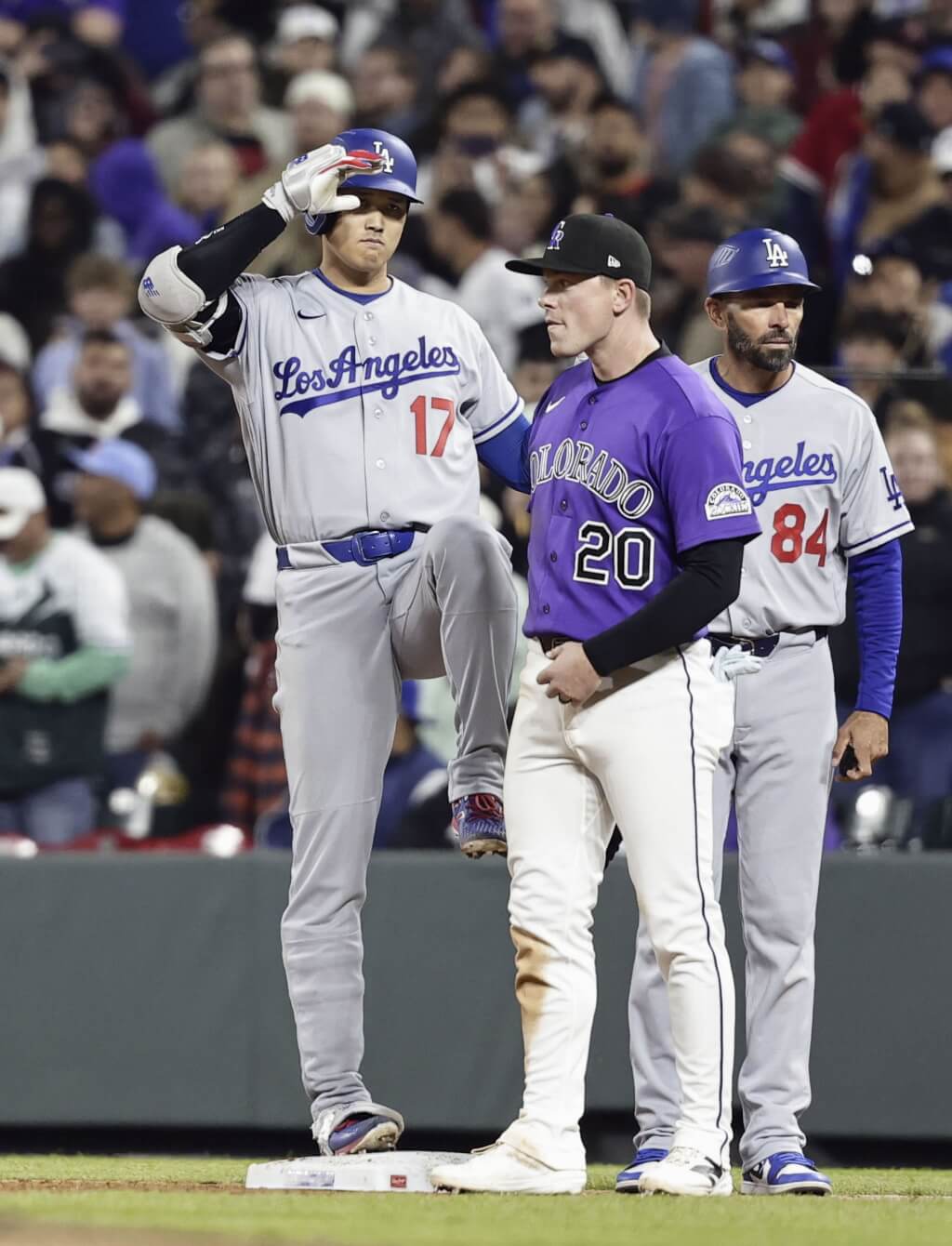 MLB道奇隊日籍球星大谷翔平（左）19日創下連續50場上壘紀錄。（共同社）