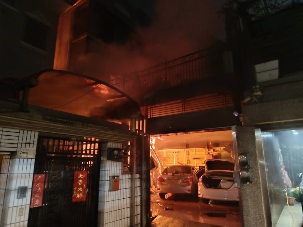 嘉義市消防局19日晚間接獲報案，指大雅路二段某透天厝發生火警，控制火勢後，消防人員在3樓陽台尋獲失聯的住戶，3人傷勢嚴重、命危，緊急送醫急救。（嘉義市消防局提供）　中央社記者姜宜菁傳真　115年4月19日
