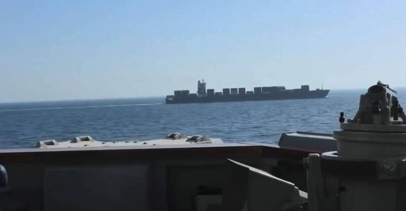 「史普魯恩斯號」透過艦砲攻擊使伊朗貨輪「圖斯卡號」停船。 圖：翻攝中央司令部官方「X」
