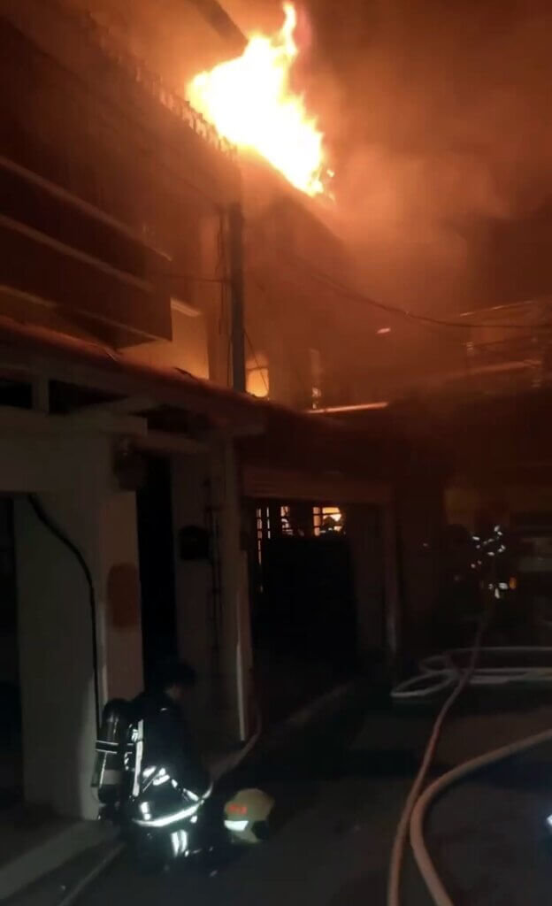 嘉義市大雅路二段一間透天厝19日晚上發生火警，冒出大量濃煙與火舌，消防人車獲報趕抵灌救。（嘉義市消防局提供）中央社記者黃國芳傳真　115年4月20日