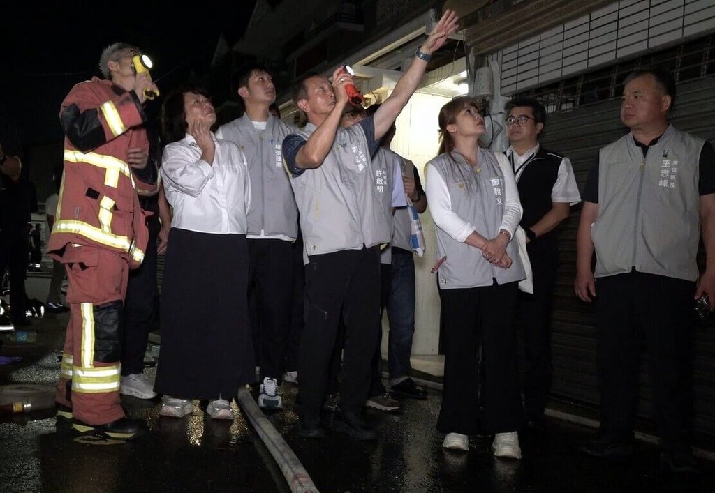 嘉義市大雅路二段一間透天厝19日晚上發生火警，消防人員到場灌救，救出屋內一家3人，送醫急救後，3人均宣告不治。市長黃敏惠（前左2）到場關心。（嘉義市消防局提供）中央社記者黃國芳傳真　115年4月20日