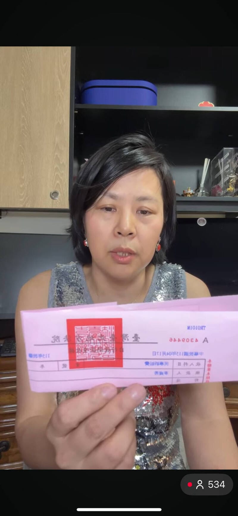 中配李貞秀深夜開直播秀出向台北地方法院聲請假處分文件。 圖：翻攝李貞秀YouTube直播