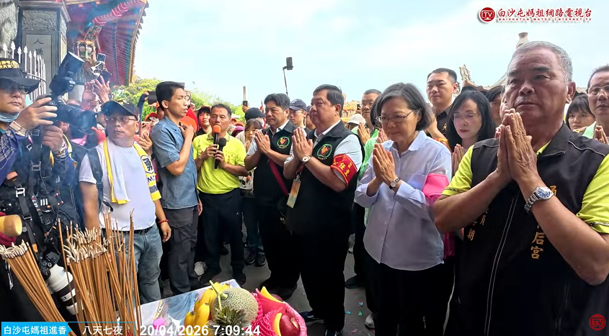 蔡英文也於上午7時左右，在通霄鎮通灣里慈后宮祭拜媽祖後，隨即徒步跟隨媽祖神轎。 圖：翻攝自白沙屯媽祖網路電視台