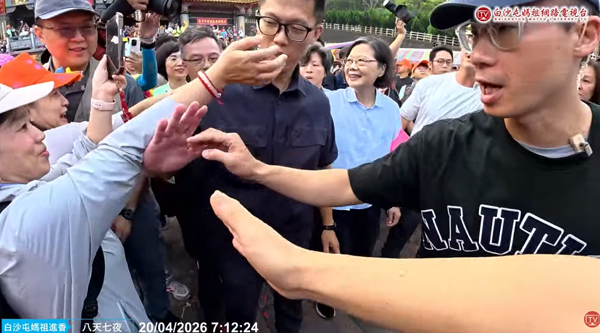 許多人看到蔡英文現身，激動地拿起手機狂拍，蔡英文也全程微笑揮手，展現親和力。 圖：翻攝自白沙屯媽祖網路電視台
