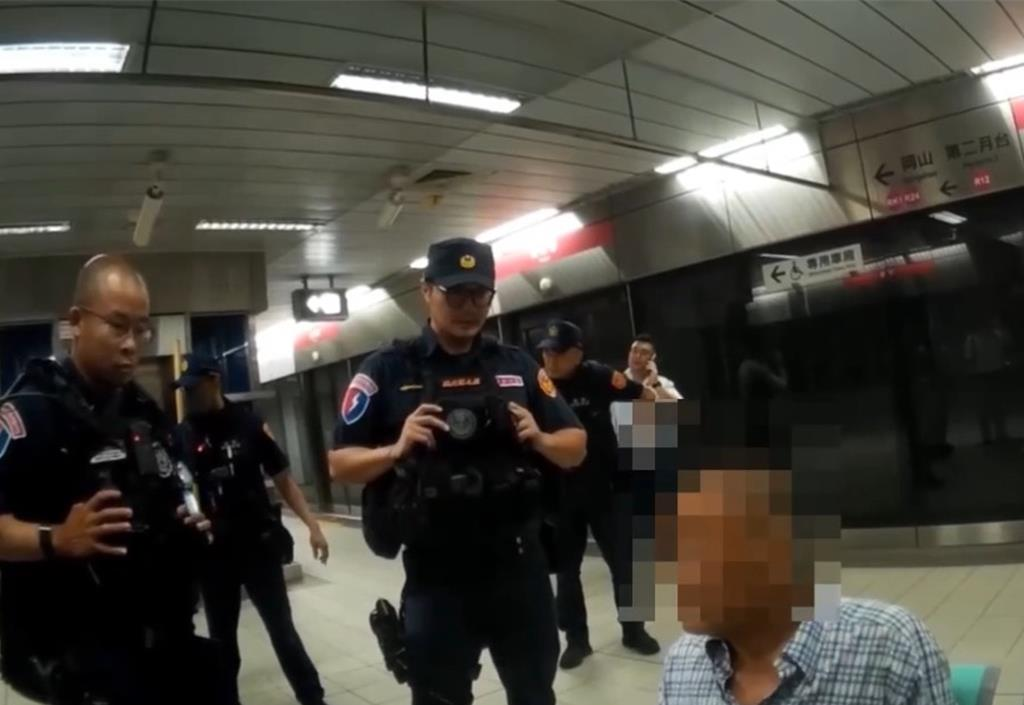 王姓老翁搭捷運，拿出折疊刀恐嚇乘客遭逮。 圖：警方提供