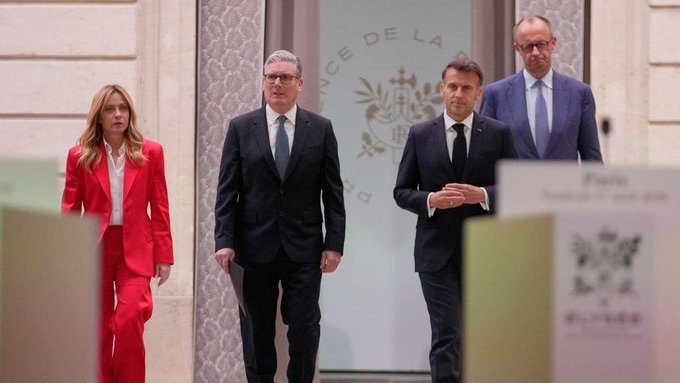 包含德國總理梅爾茨、法國總統馬克宏、英國首相斯塔默、義大利總理梅洛尼在內的 53 個國家元首或代表 17 日齊聚比利時布魯塞爾，準備應對美國逐漸與歐洲脫鉤後的局勢發展。然而，相關會議卻遭到美國總統川普猛烈批評，認為這只是「失敗者們的派對」。 圖：翻攝自 @rainbow78521 X 帳號