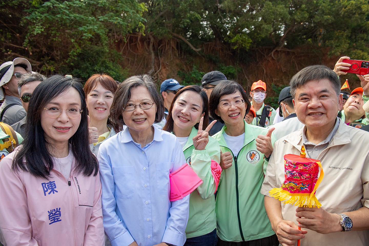 蔡英文（左二）與蘇巧慧（右二）、陳瑩（左一）、陳品安（左三），以及莊瑞雄（右一）一起成為「香燈腳」。 圖：翻攝自蔡英文臉書
