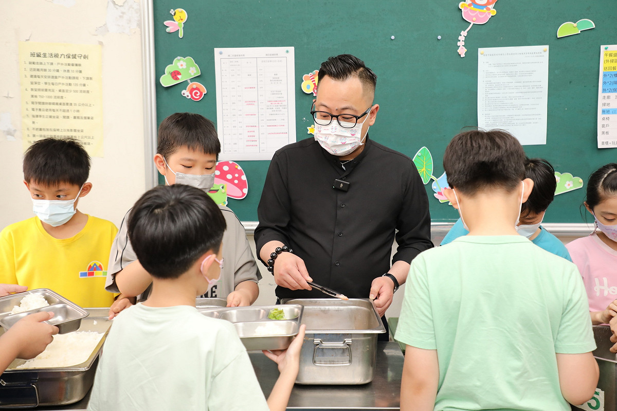 童子瑋走訪兩所學校關心學生午餐品質。  圖：童子瑋辦公室/提供