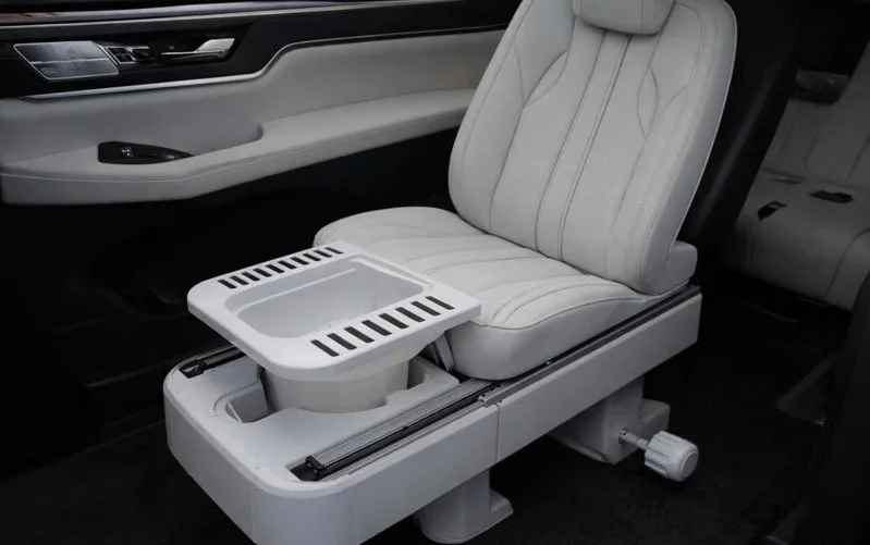 中國電動車品牌賽力斯申請「車載馬桶」的專利。 圖：翻攝自微博