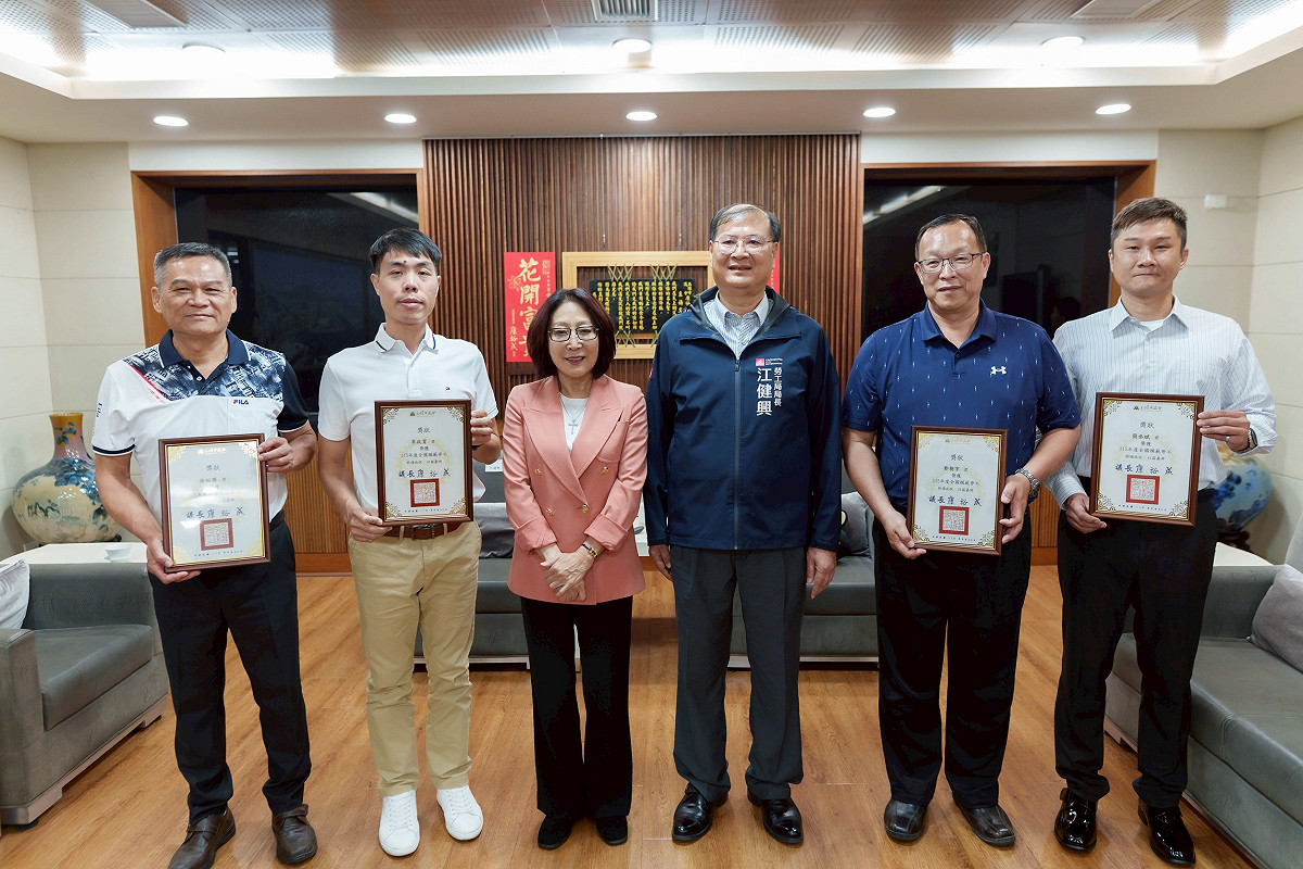 115年度全國模範勞工由高市勞工局長江健興(右三)陪同，接受康裕成(左三)頒獎表揚。 圖：高雄市議會/提供