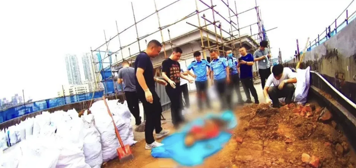 警方於瀘州服裝批發商城頂樓花壇中起出遺骸，揭開女商人失蹤28年的命案真相。 圖：翻攝自 新京報
