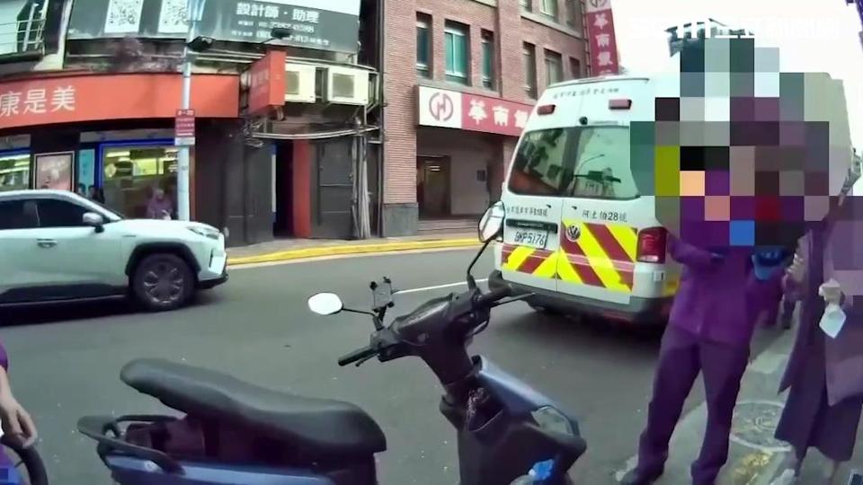 杜男騎車中風遭萬華警員誤認酒駕，延誤送醫險喪命。 圖：翻攝畫面