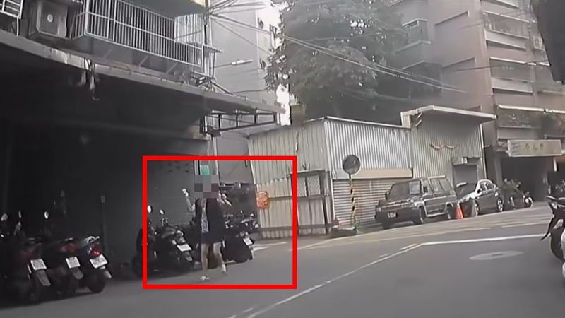 板橋區一名婦人手持菜刀與水果刀邊跑邊揮舞。 圖：翻攝自臉書我是板橋人