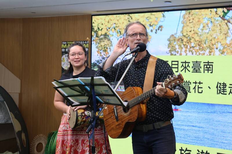 五月音樂季創辦人孫和平與女兒今日在活動宣傳會帶來暖場演出，現場發放樂器同奏同樂，氣氛活絡愉快。 圖：台南市政府／提供