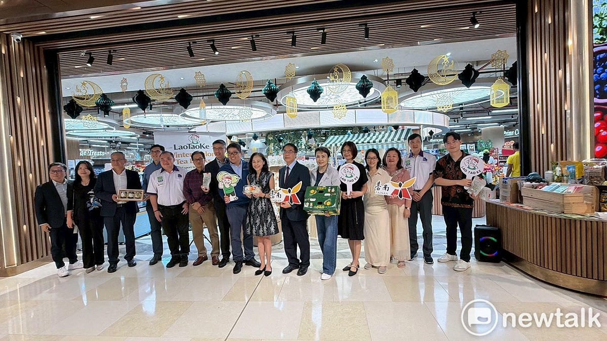 台南市長黃偉哲近日馬不停蹄來到吉隆坡行銷，現場推出台南紅心芭樂、永良老頭家冬瓜茶磚的超市上架展售。駐馬來西亞連玉蘋大使、馬來西亞台商總會蔡欣恬總會長、國策顧問林凱民等人也特地到場支持。 圖：台南市政府提供