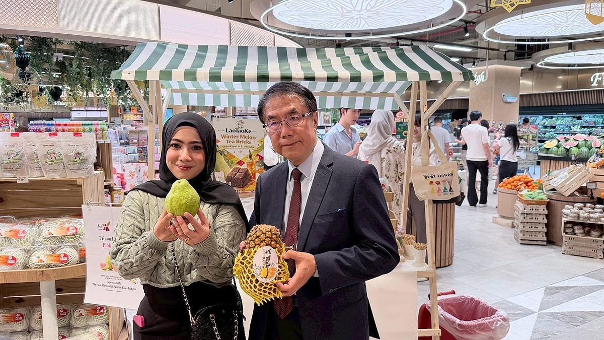 台南市長黃偉哲近日馬不停蹄來到吉隆坡行銷，現場推出台南紅心芭樂、永良老頭家冬瓜茶磚的超市上架展售。 圖：台南市政府提供