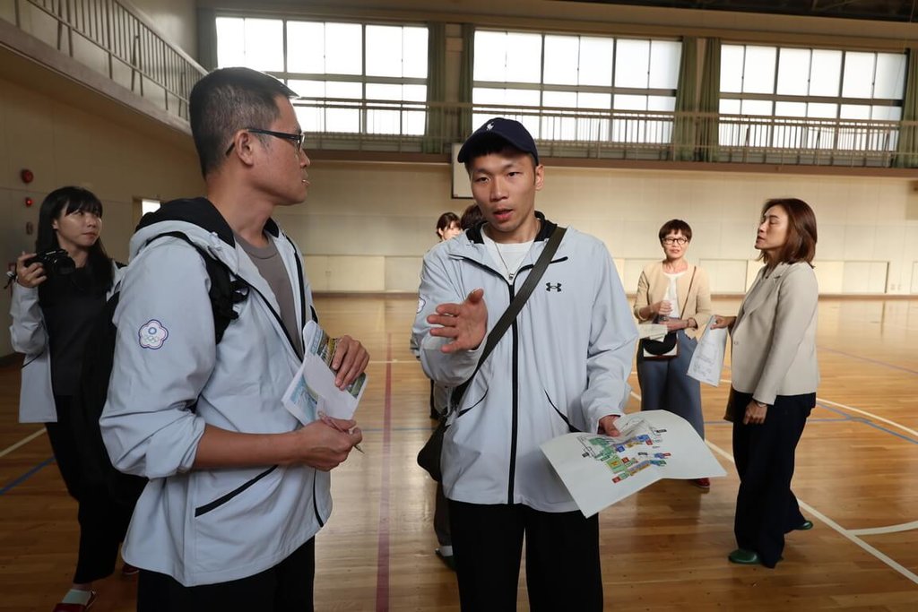 2026名古屋亞運舉辦日期為9月19日至10月4日，其中名古屋區中繼站設置在御園小學，運動部長李洋（前右）20日前往視察，持設計圖提出意見。（中華奧會提供）中央社記者黎建忠傳真　115年4月20日