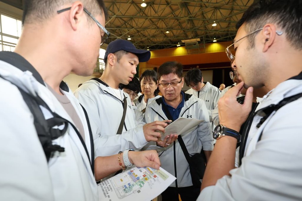2026名古屋亞運首創一站式中繼站，運動部長李洋（左2）、常務次長洪志昌（前中右）及國訓、運科中心等相關人員20日前往位於名古屋市的御園小學進行場勘。（中華奧會提供）中央社記者黎建忠傳真　115年4月20日