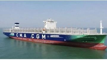 法國航運巨頭「達飛海運」( CMA CGM )旗下的貨輪在試圖通過荷姆茲海峽時，遭伊朗開火警告。 圖：翻攝自 @Baoliaogeming64 X 帳號